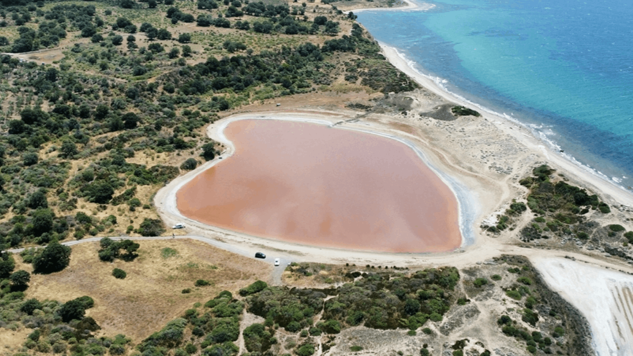 Çanakkale'nin 'Kalpli Göl'ü, pembeye büründü