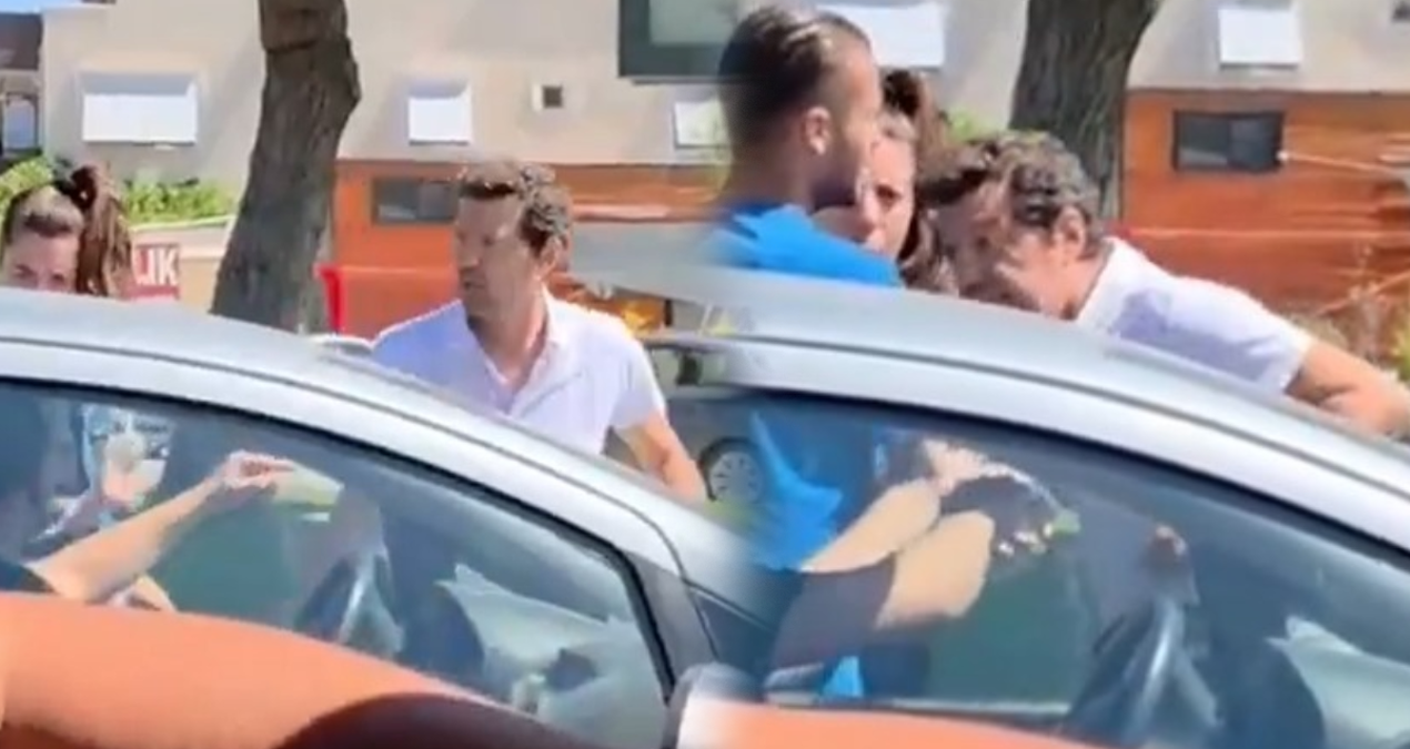 Ünlü oyuncu trafikte sinir krizi geçirdi, hakaretler savurdu thumbnail