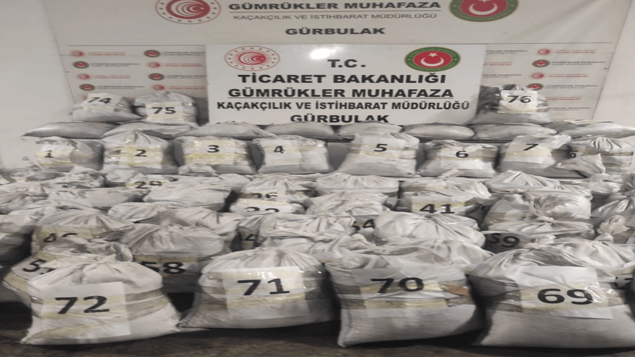 Kömüre emdirilmiş, 1 ton 870 kilogram metamfetamin ele geçirildi