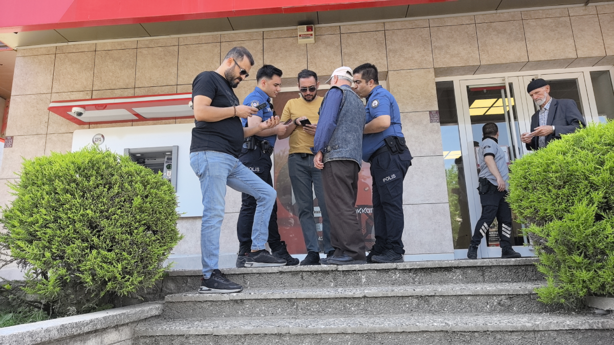 Banka görevlisinin dikkati sayesinde dolandırılmaktan kurtuldu