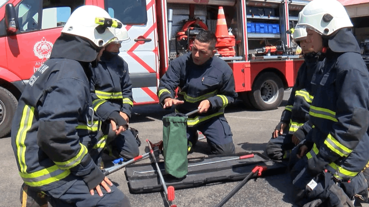 Hava ısındı, itfaiyenin 'yılan mesaisi' başladı
