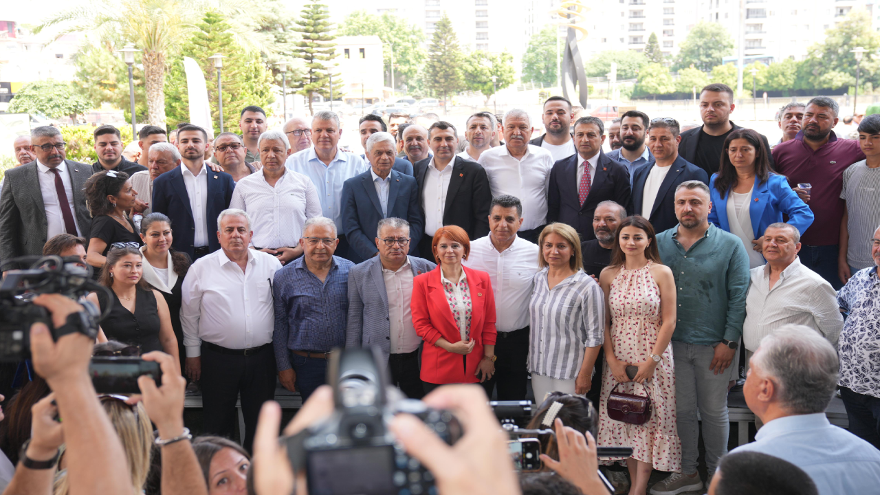 CHP'liler tutuklanan belediye başkanlarının belediyesinde bayramlaşma yaptılar