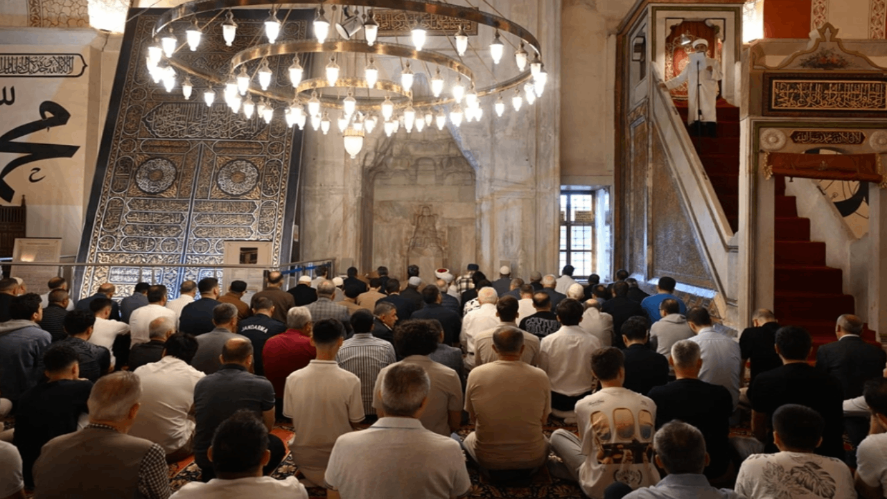 Edirne'de vatandaşlar bayram namazında Eski Cami'yi doldurdu