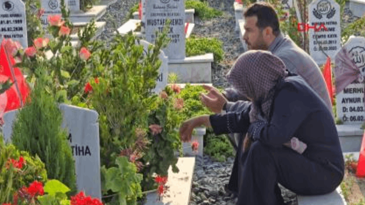 Hatay'da buruk bayram: Deprem şehitliğinde ziyaret sürüyor
