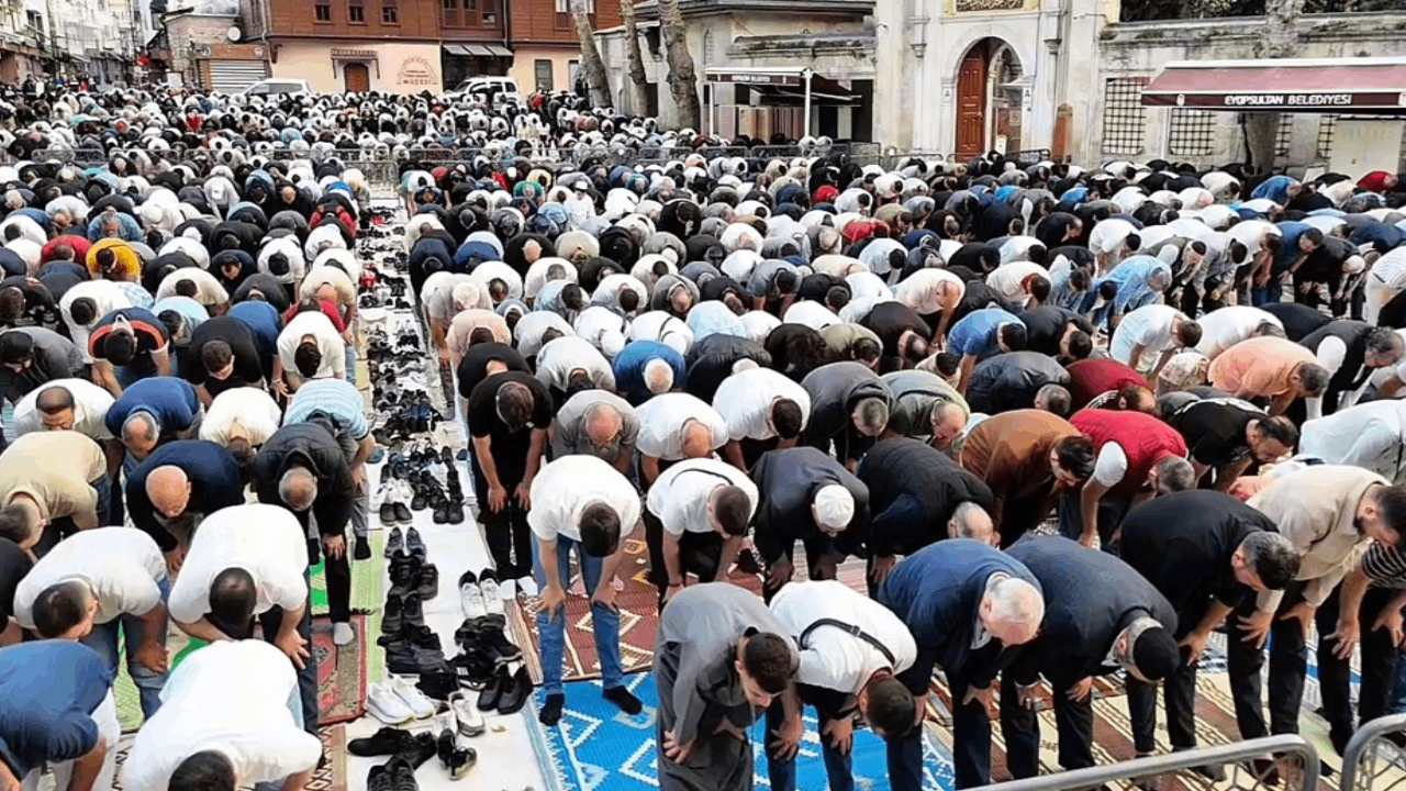 İstanbul- Eyüpsultan'da bayram namazı yoğunluğu