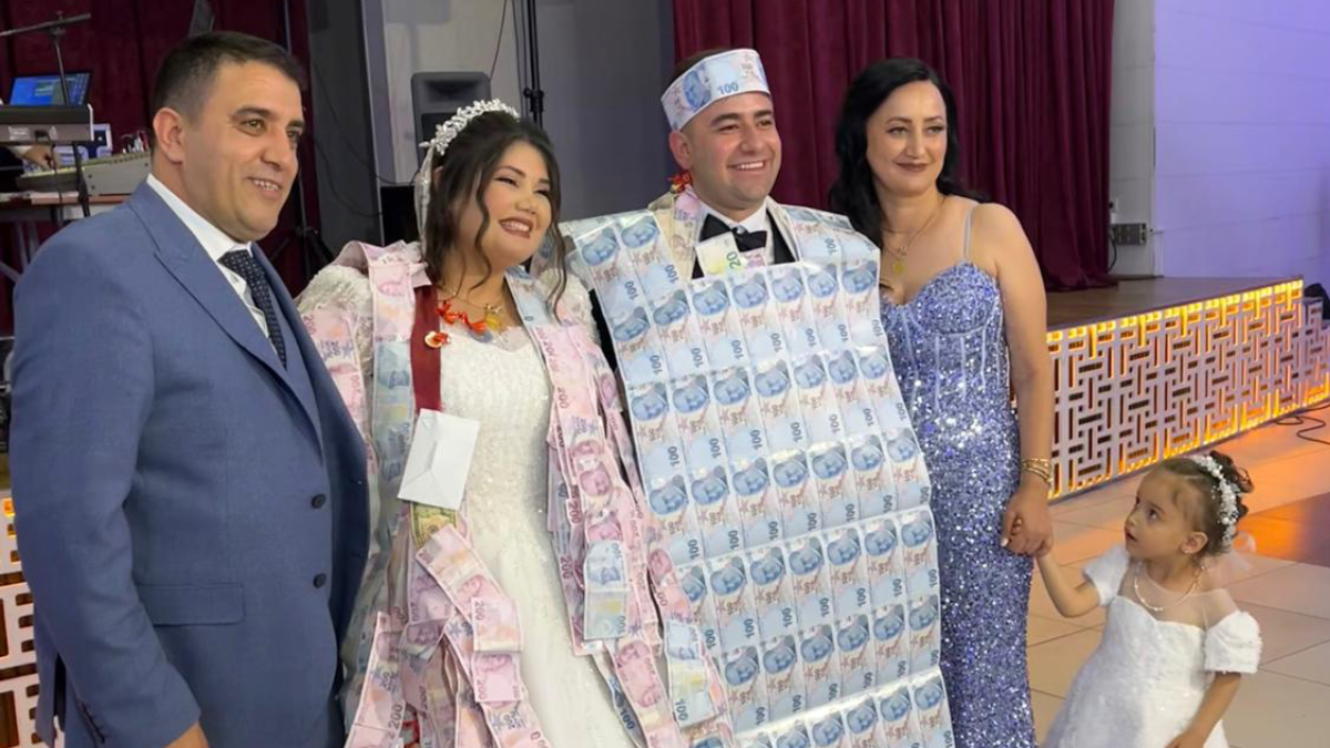 Düğünde damada paradan yelek giydirdiler
