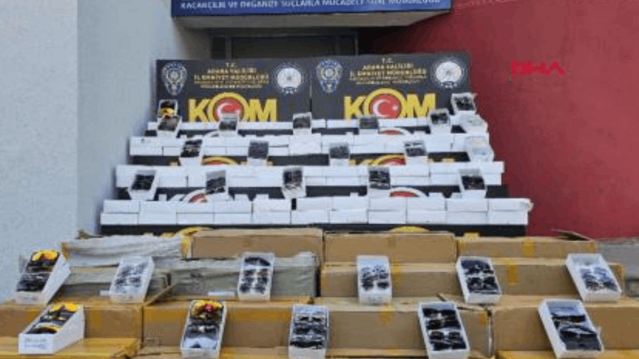 Adana'da 14 milyonluk kaçak telefon ve gözlük yakalandı