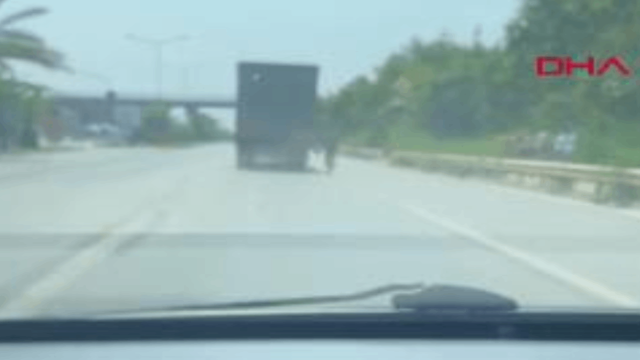 TIR'ın arkasına tutunan bisikletlinin akılalmaz yolculuğu kamerada