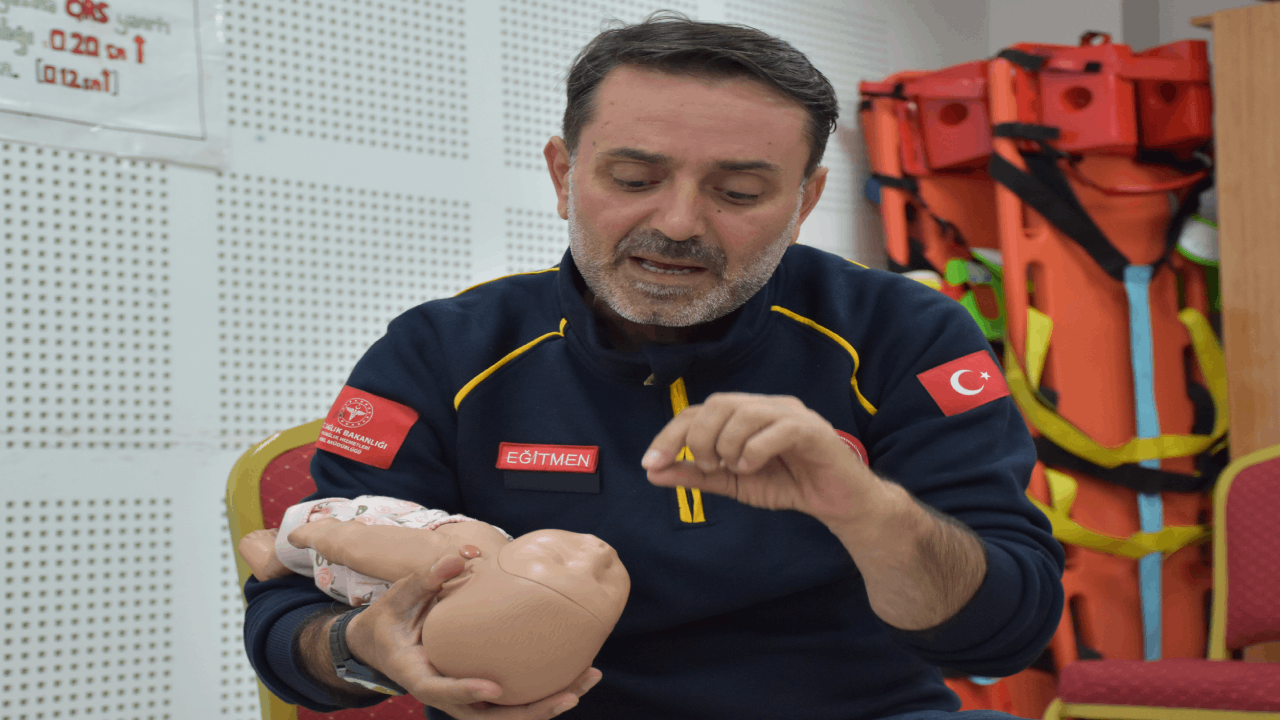 Sağlıkçılar 3 bin kamu çalışanına Heimlich manevrası eğitimi verdi
