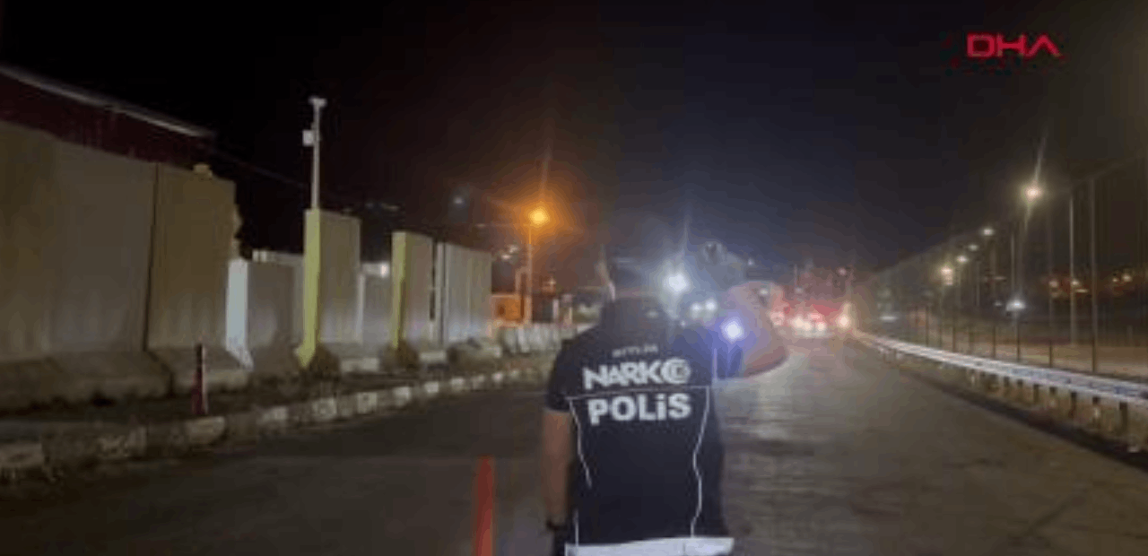 Bitlis'te uyuşturucu salça paketlerinin arasından çıktı