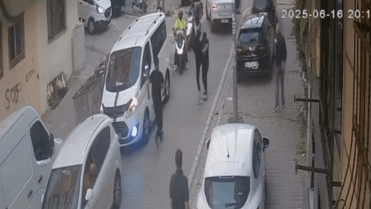 Yol verme tartışmasını ayırmaya çalıştı; göğsünden bıçakladılar