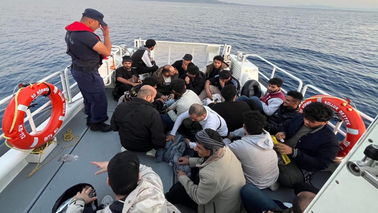 Yunanistan'ın Türk karasularına iteklediği 44 göçmen kurtarıldı