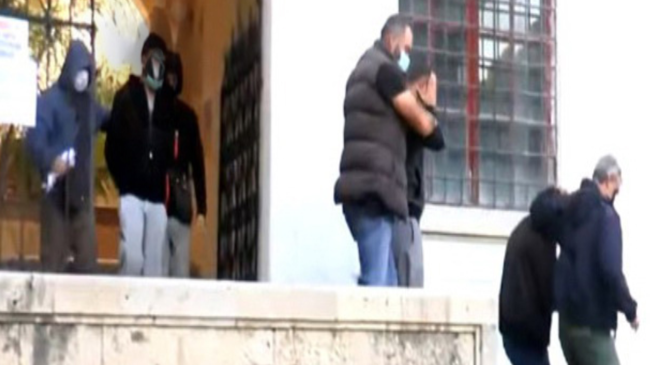 Lüks tekne ile turistlerin arasında göçmen kaçıran çete çökertildi, 3 Türk kaptan tutuklandı