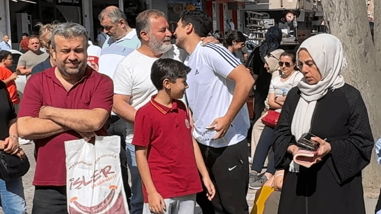 Avcılar'da AYT öncesi 'Geç kalan var mı' kontrolü