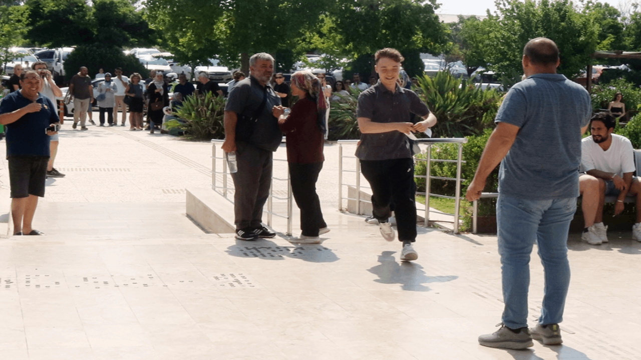 Velilerin alkışlı desteğiyle son saniyede sınava alındı