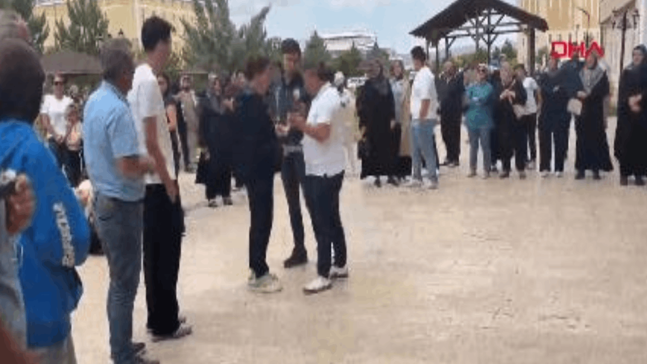 Sınavda bayılan öğrenciye ambulansta müdahale
