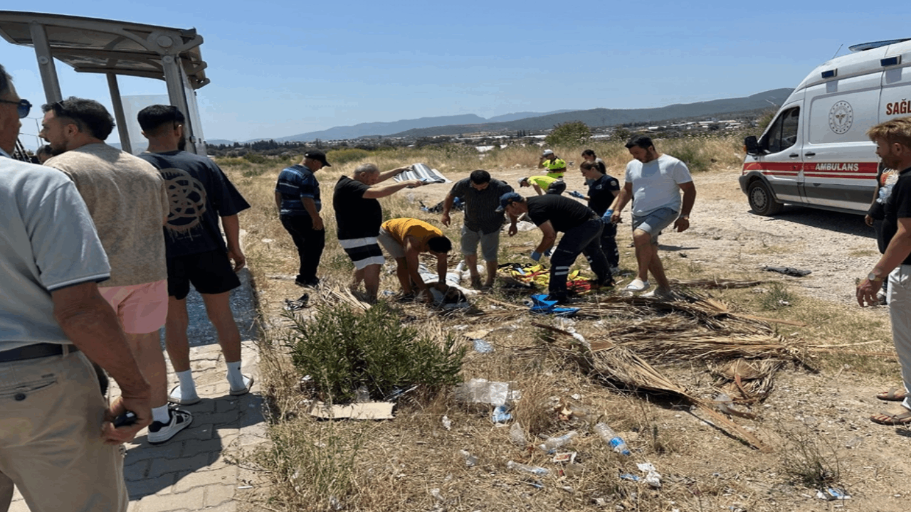 İzmir'de motosiklet, otobüs durağına çarptı: 2 yaralı