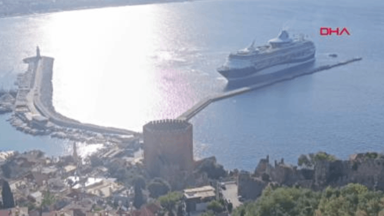 Antalya'ya turist akını: kruvaziyerle geldiler