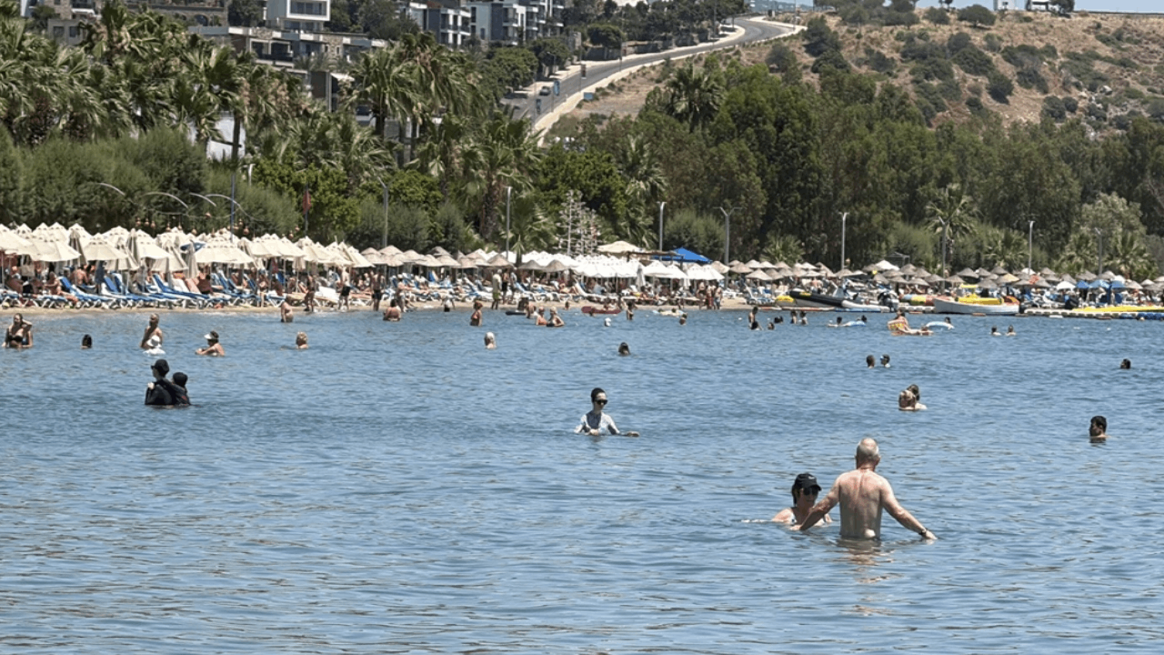 Bodrum'da hava 40 dereceyi gördü, sahiller doldu taştı