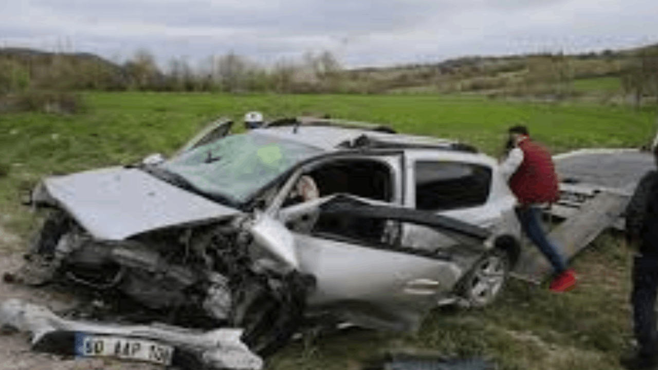 Tokat'ta otomobilin bariyerlere çarptı: 8 kişi yaralandı