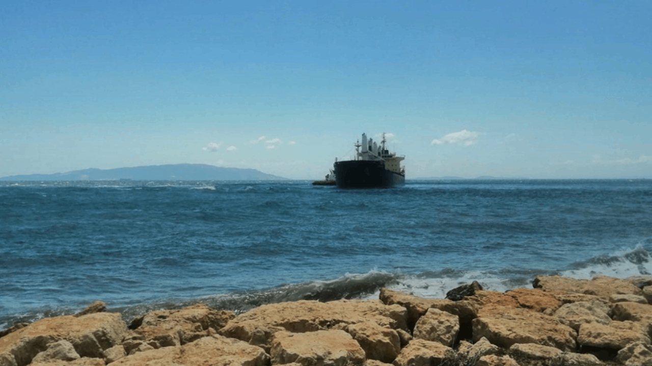 Tekirdağ'da karaya oturan kuru yük gemisi kurtarıldı