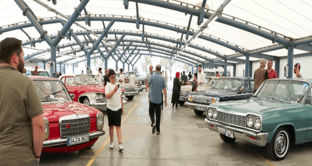 İstanbul'un Kalbinde Klasik Otomobil Tutkunları Buluşması: Küçükçekmece Klasik Otomobil Festivali!