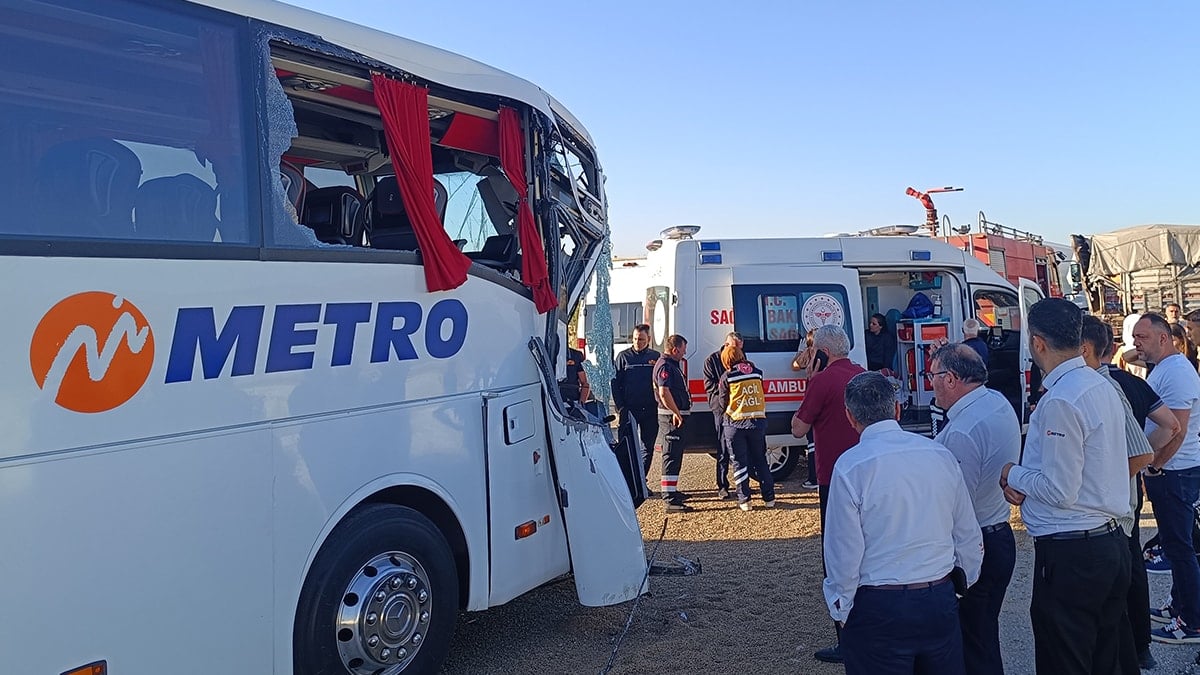 Yolcu otobüsü TIR'a çarptı! Yaralılar var