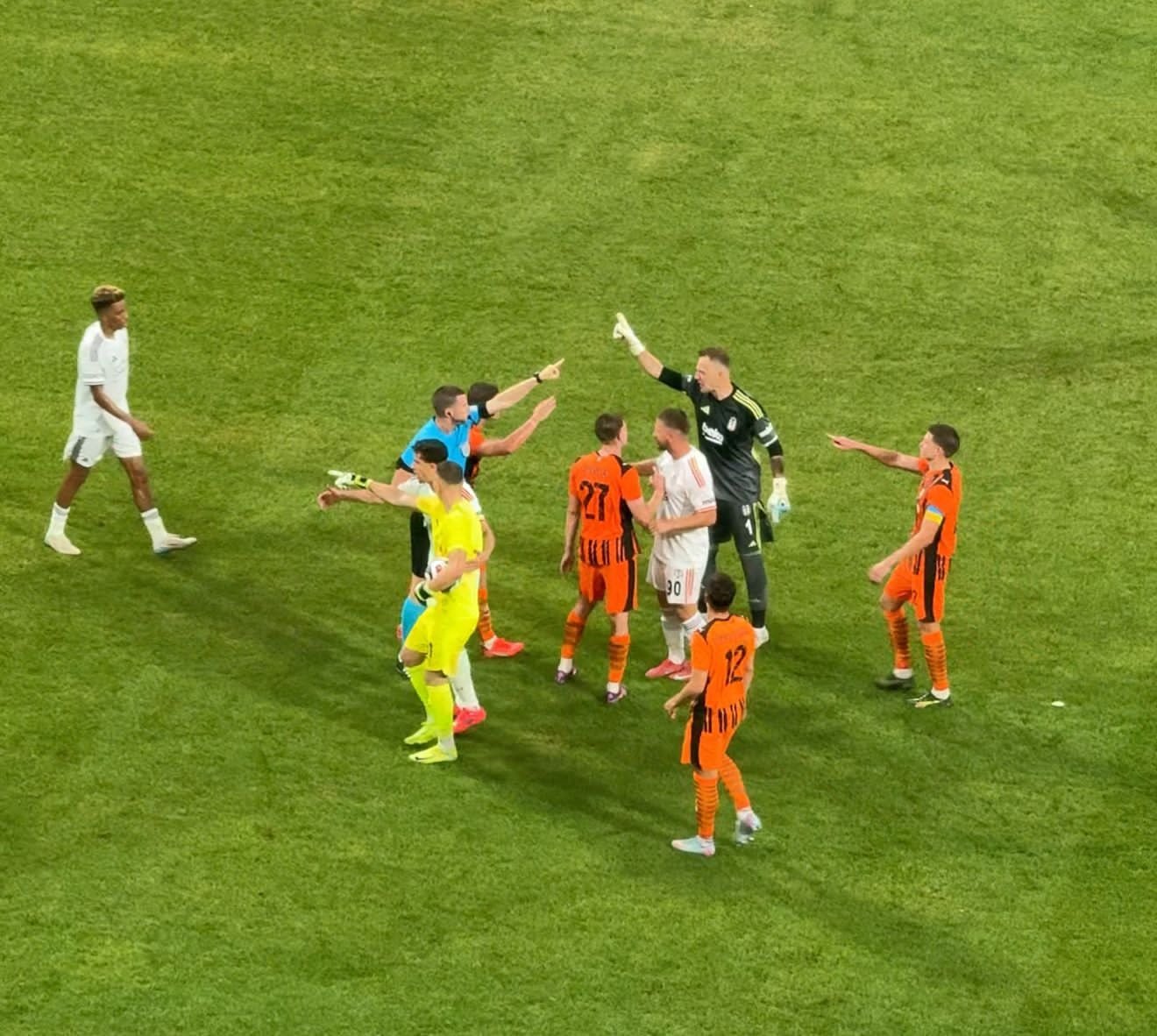 Beşiktaş-Shakhtar Donetsk maçı durdu, Mert Günok çıldırdı