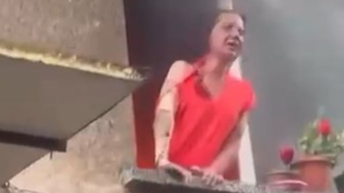 Alev kapanında yaşam savaşı: Talihsiz kadını mahalleli kurtardı