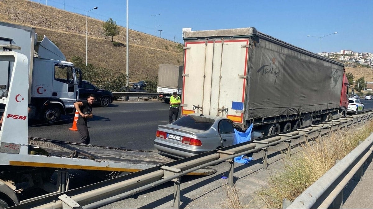 İzmir’de otomobil TIR'a ok gibi saplandı: 1 ölü, 1 ağır yaralı