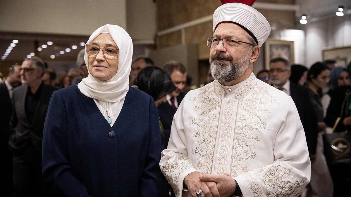 Erbaş ve eşi hacca giderken ütücülerini de götürdü
