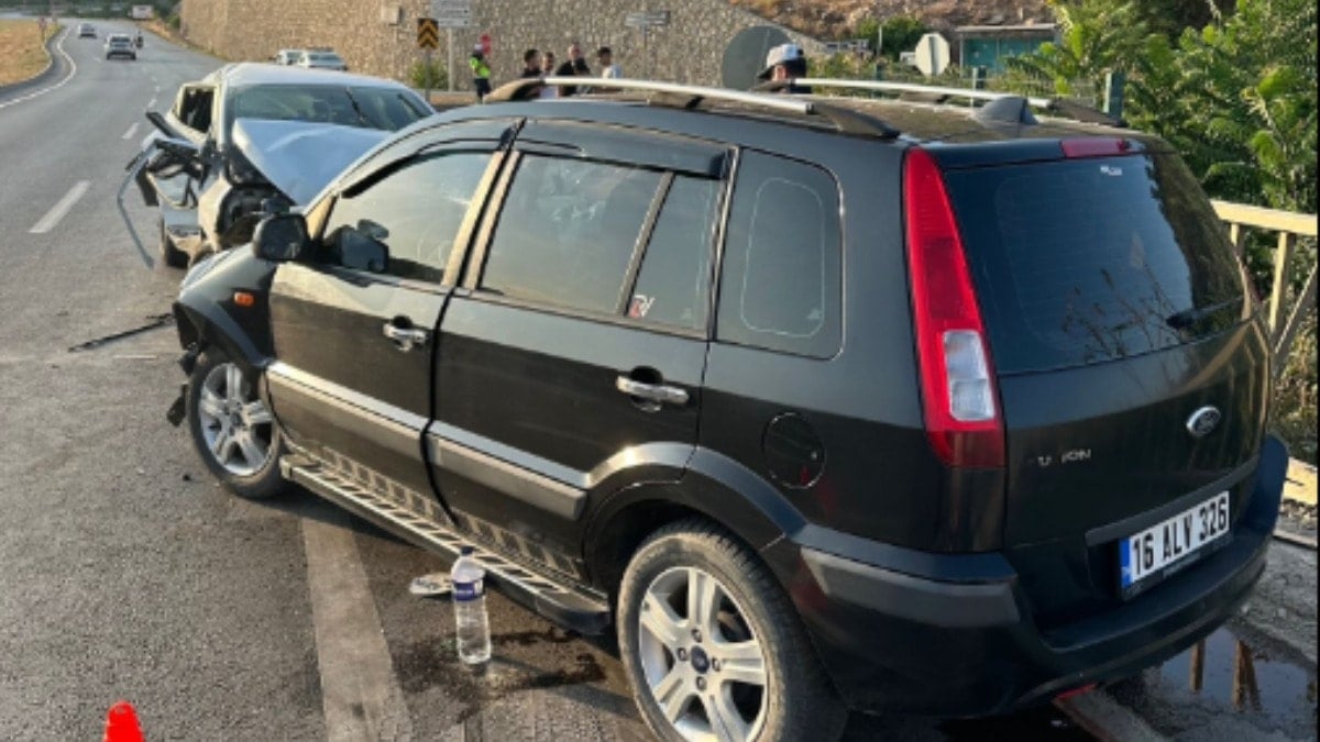 Bursa’da iki otomobil çarpıştı: 1’i ağır 4 yaralı