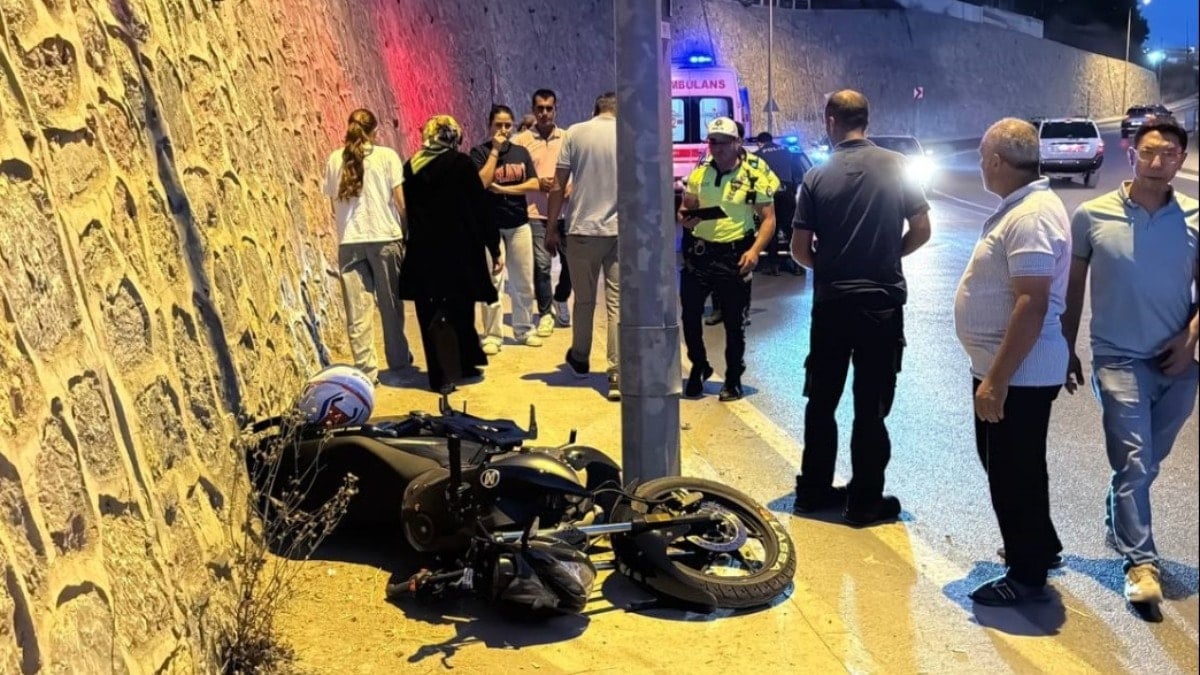 Kocaeli'de motosiklet kaldırıma çarptı: 1'i ağır 2 yaralı
