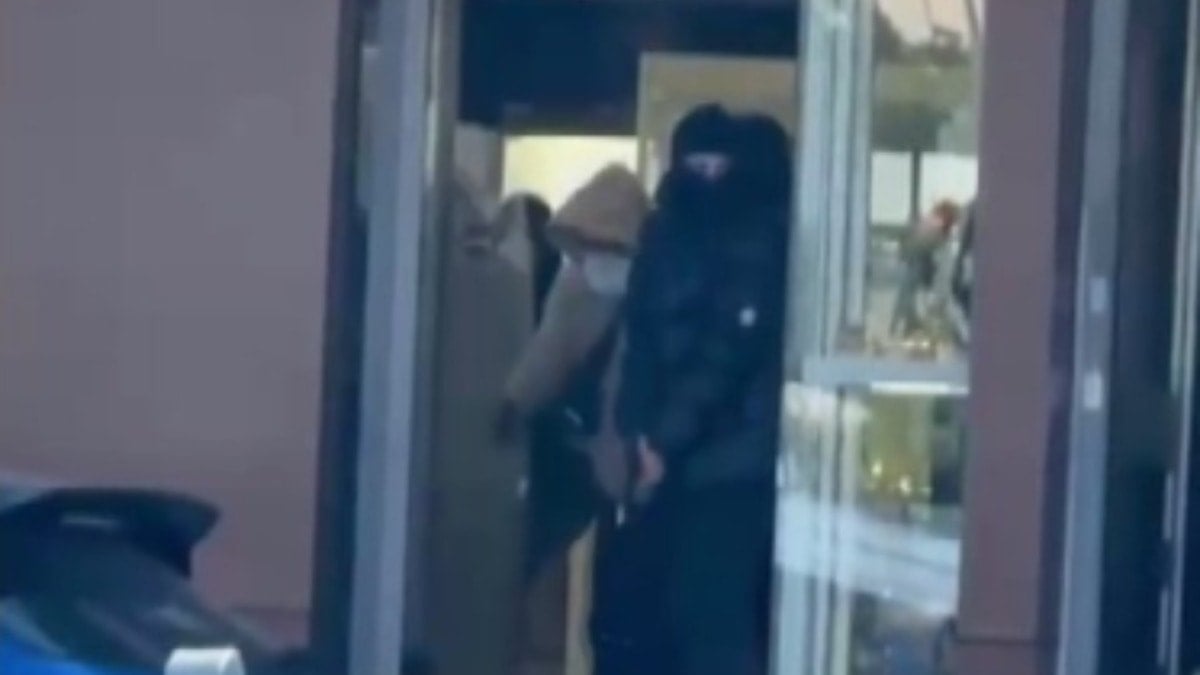 İstanbul'da hareketli dakikalar: Maskeyle gelip soyguna kalkıştılar