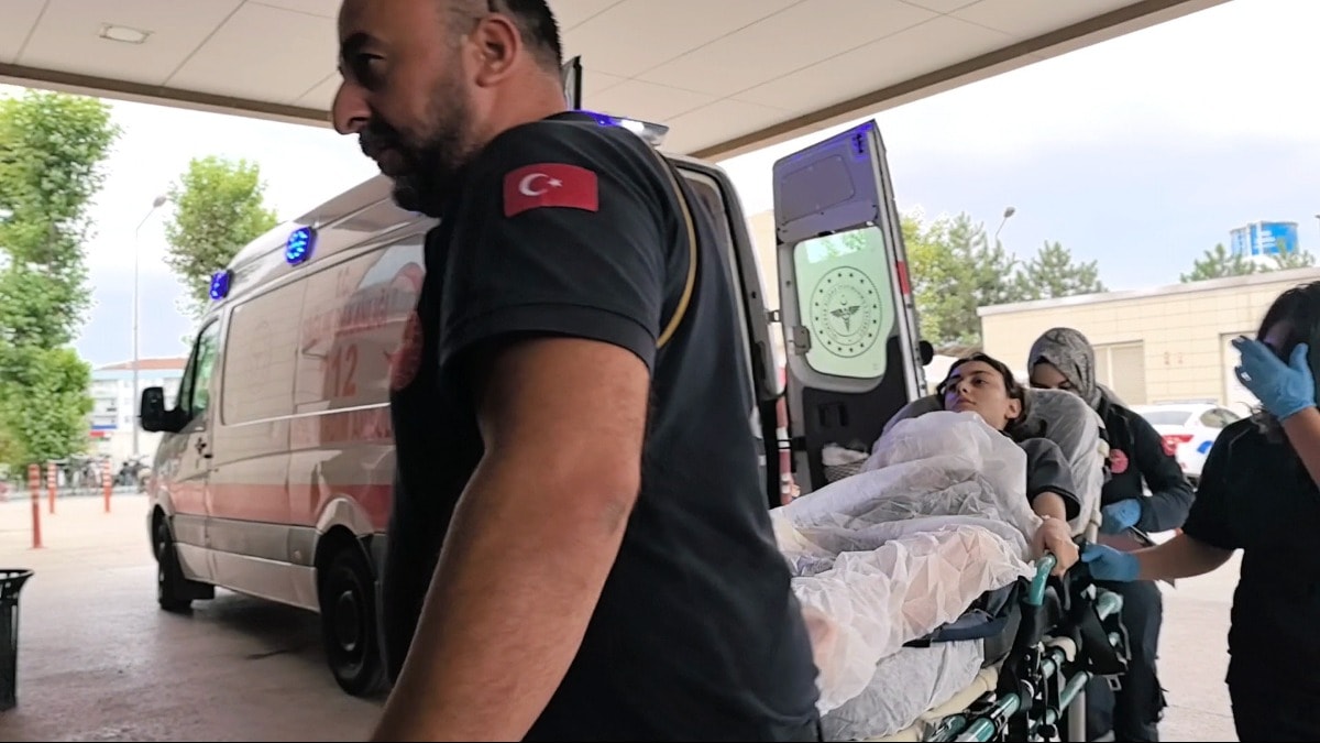 Bacaklarına kaynar su dökülen market çalışanı yaralandı