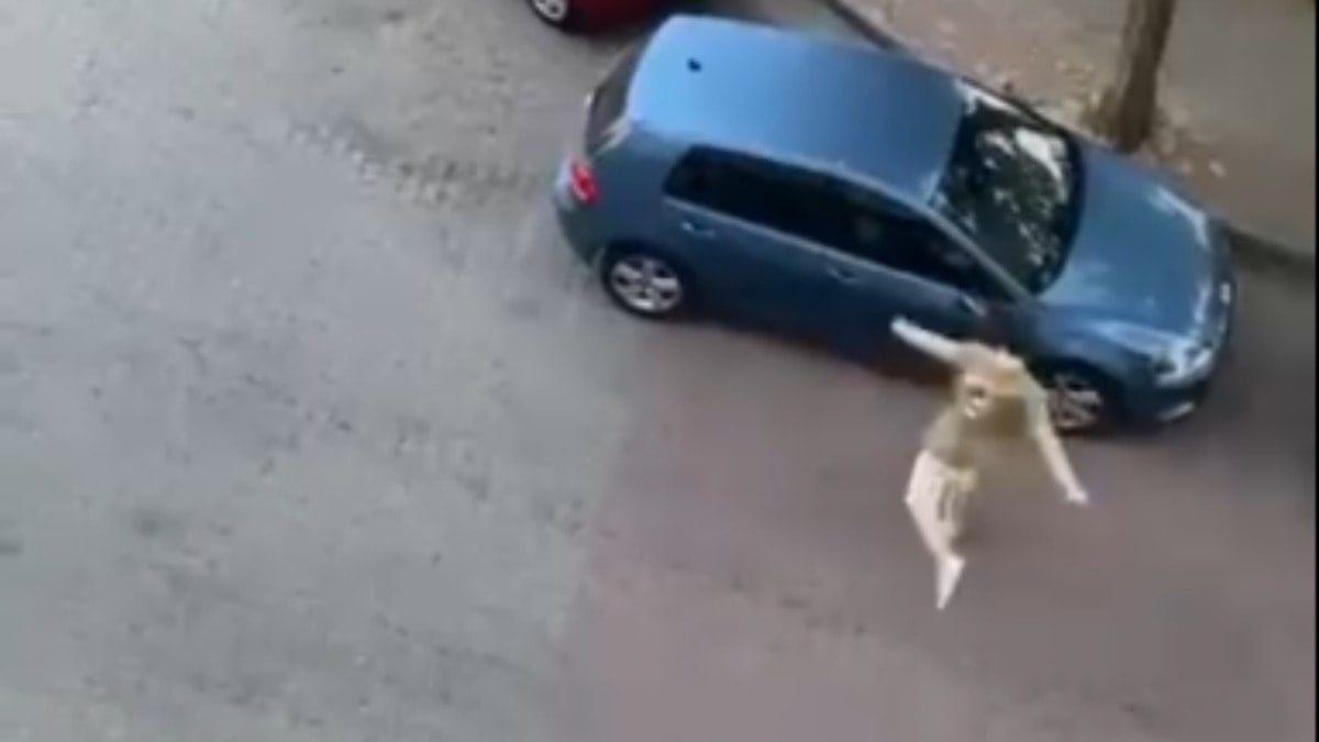 Sokakta ne kadar otomobil varsa saldırdı! Kağıthane sabah saatlerinde karıştı