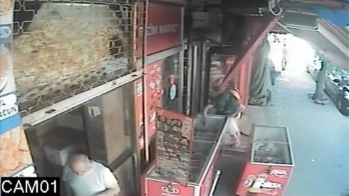 Dondurma çalarken yakalandı, geri verip tekrar çaldı