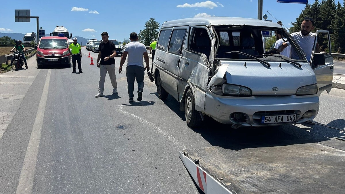 Sakarya'da minibüs devrildi: Yaralılar var