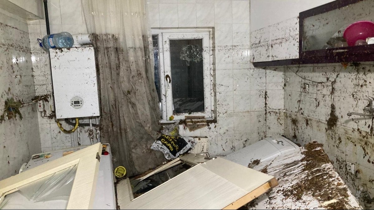 Ankara'da şiddetli yağış: Araçlar sürüklendi
