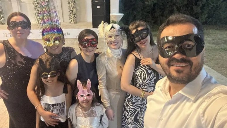 Memleket yanarken çılgın maskeli balo