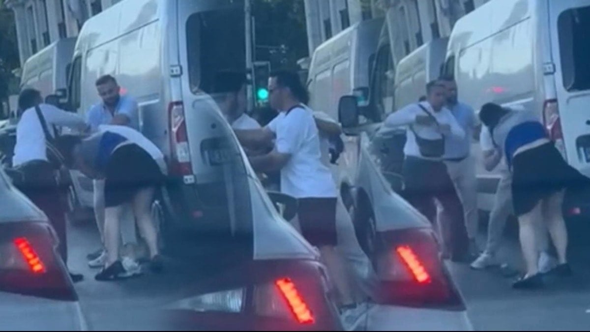 İstanbul'un göbeğinde sigara içtiği için uyarılan kadın, taksiciyi dövdü