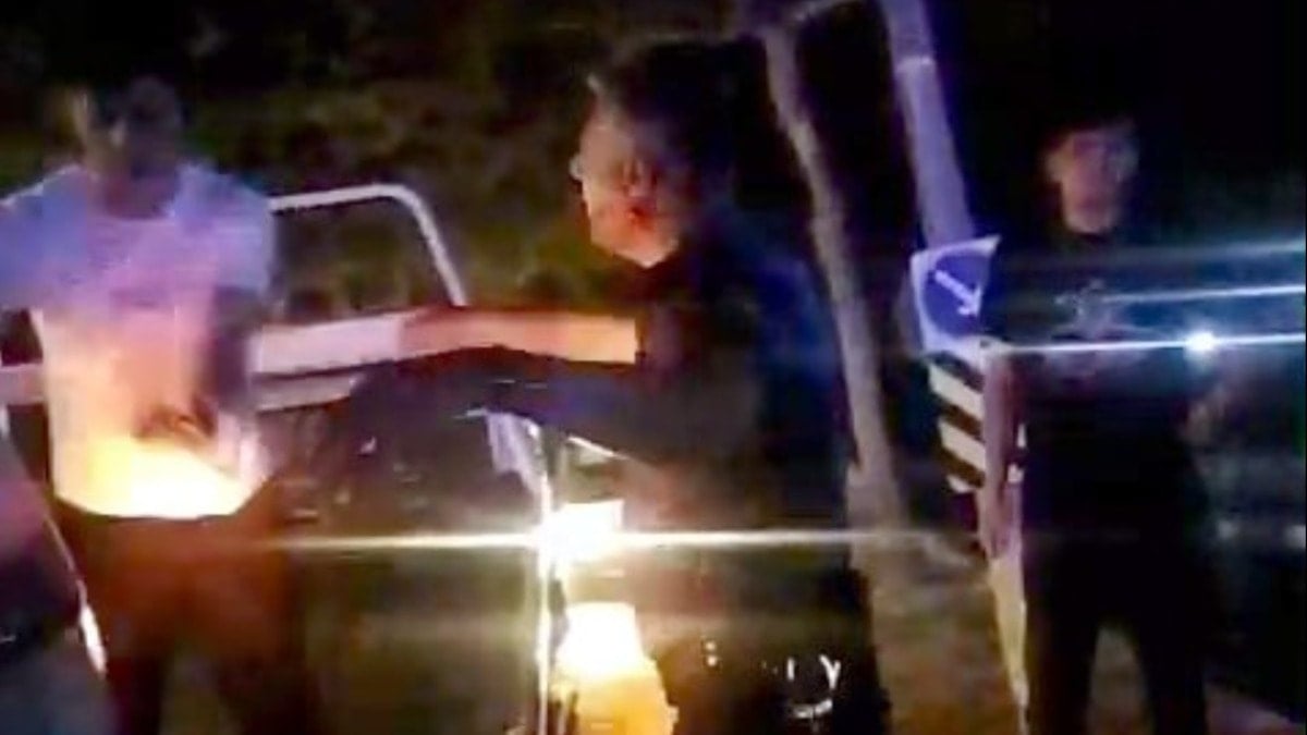Park halindeki araca çarptı; bıçağını alan polislere direndi