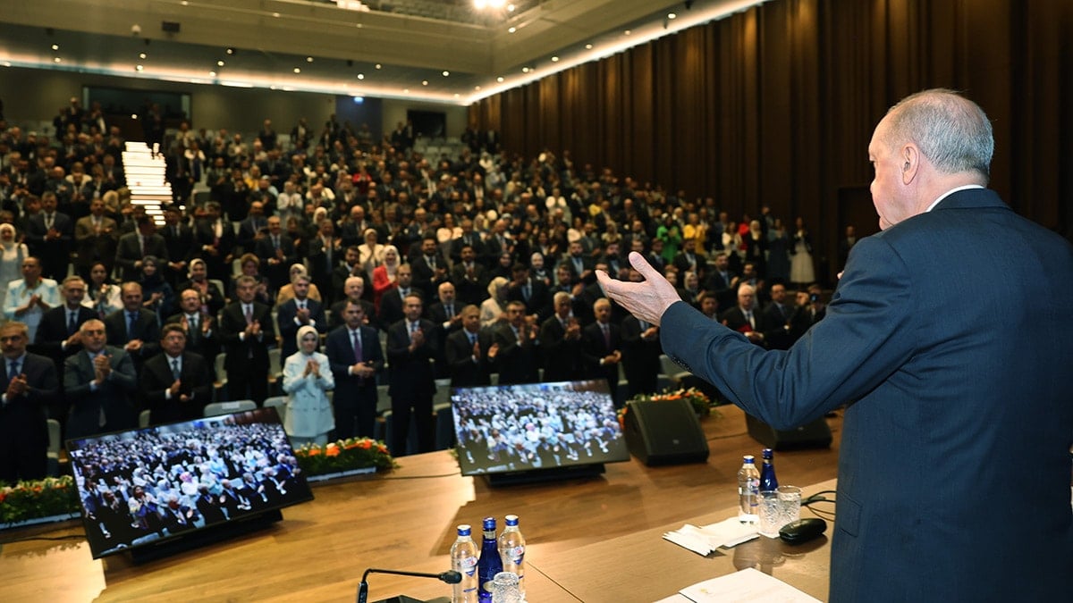 Erdoğan’ın önünde bakan eleştirisi