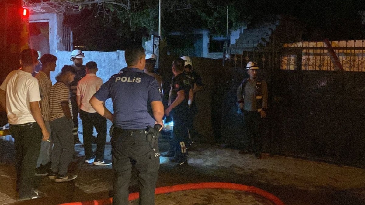 Babasının evini yakan genci mahalleli linç etti! Polis zor ayırdı