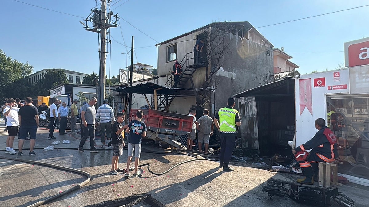 Sakarya'da market deposunda yangın