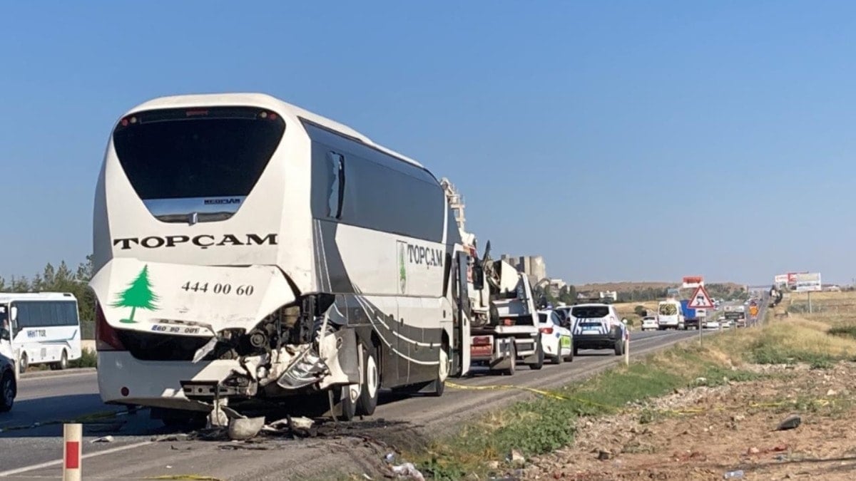 Yolcu otobüsüne çarpan kamyonette 2 kişi öldü