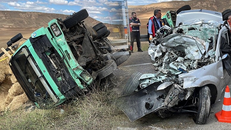 Yozgat'ta feci kaza! Kamyonla çarpışan otomobil kağıt gibi ezildi: 3 ölü 2 yaralı