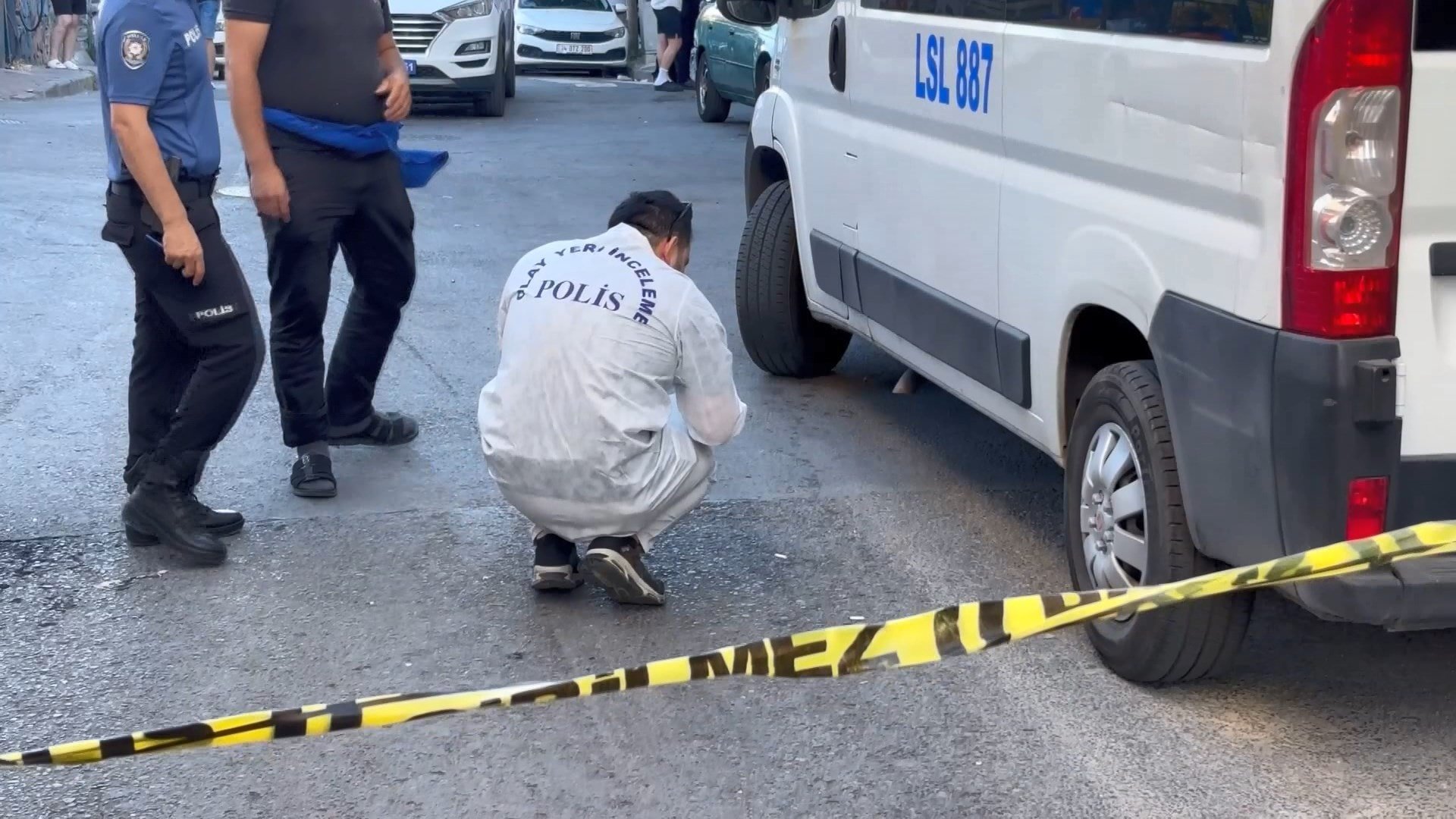 Sultangazi'de 3 arkadaşa silahlı saldırı: 2 yaralı