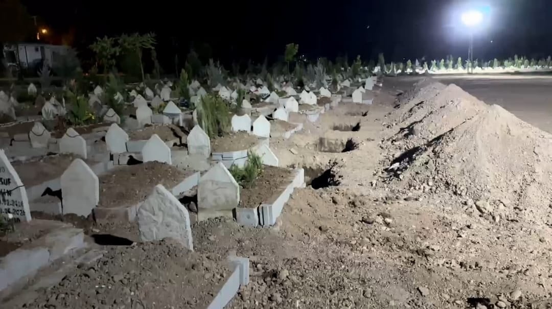 Mezar yeri başkasının çıkınca, aileden habersiz cenazeyi çıkarıp yan mezara defnettiler