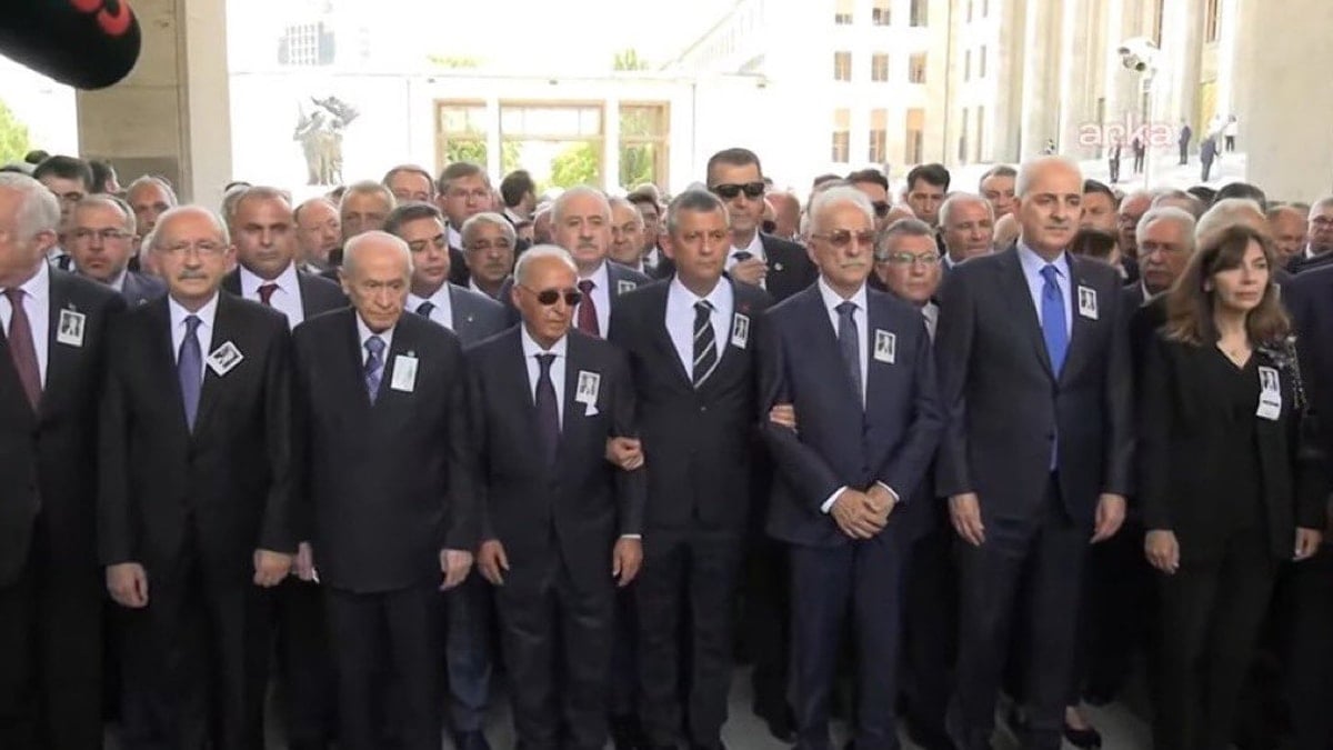 Altan Öymen'in cenazesinde dikkat çeken kare